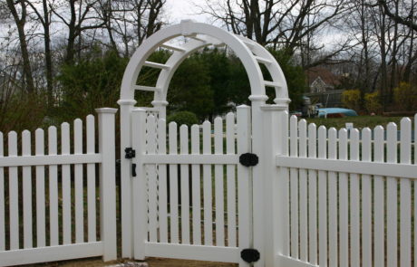 Phoenix_Manufacturing_Fence_Scalloped Courtyard